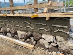 瓦を挟みながら荒木田土を積み上げた瓦土塀の壁