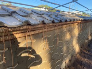 瓦が乗り、完成間近の瓦土塀